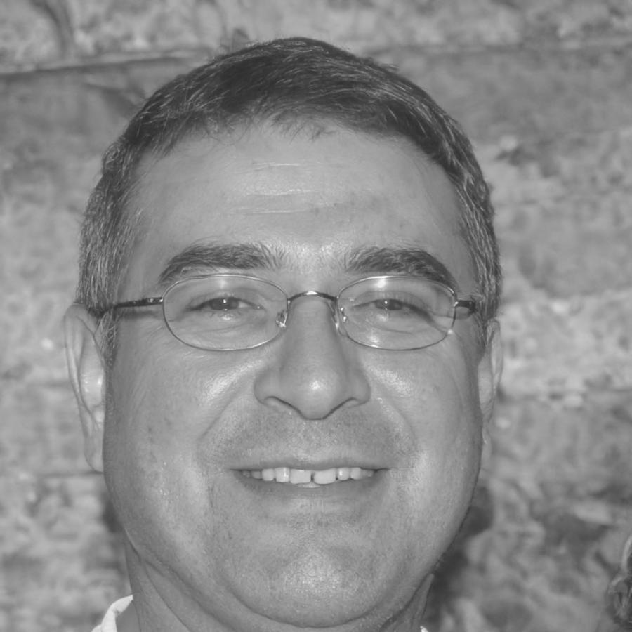 Retrato profesional de Aurelio Mendoza